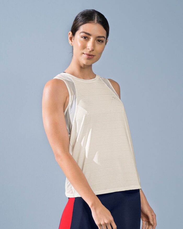 Camiseta deportiva con malla transpirable en sisa y laterales