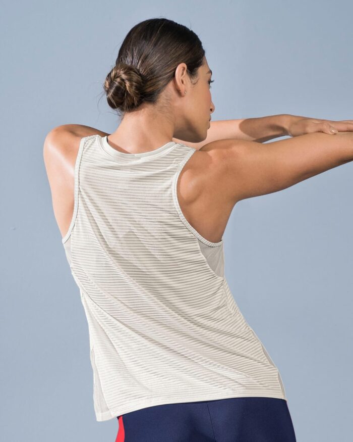 Camiseta deportiva con malla transpirable en sisa y laterales - Imagen 2